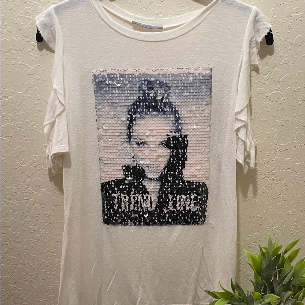 Chic Sequin Trend Love Graphic White Tee